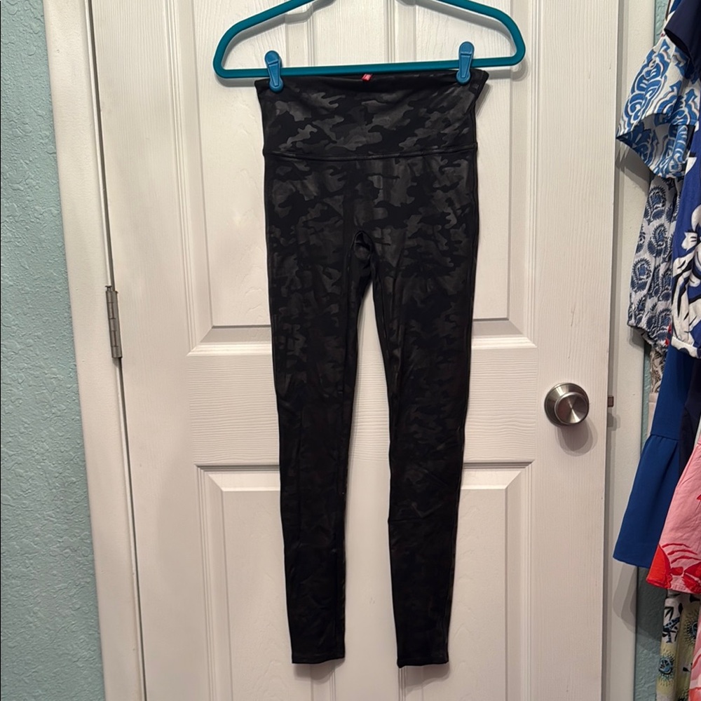EUC SPANX Faux Leather Black Camouflage Leggings M Medium